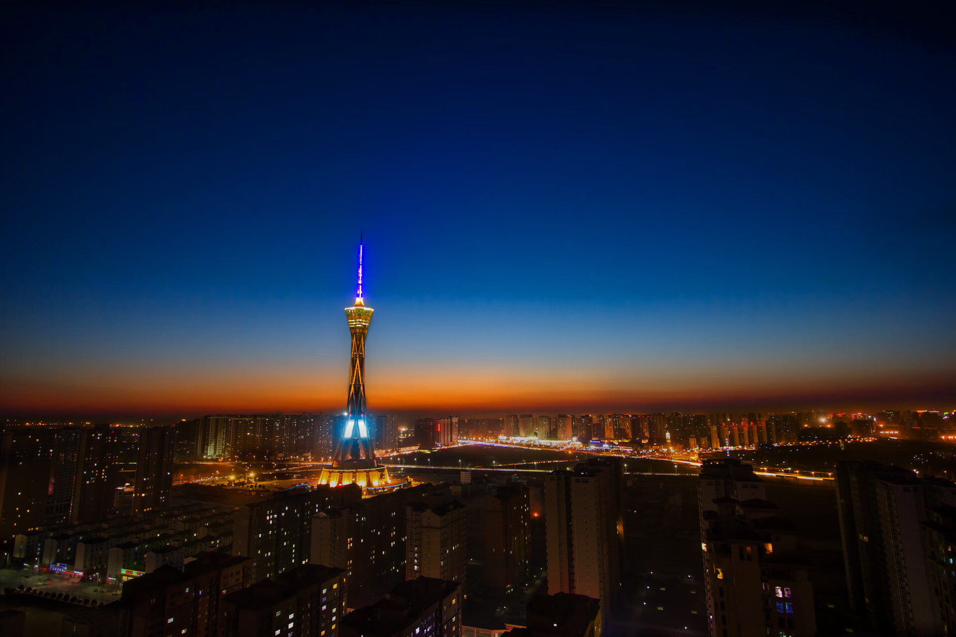 九游登录入口-_荒漠越野跑：在沙丘中追逐极限_，沙漠越野技术指导 视频